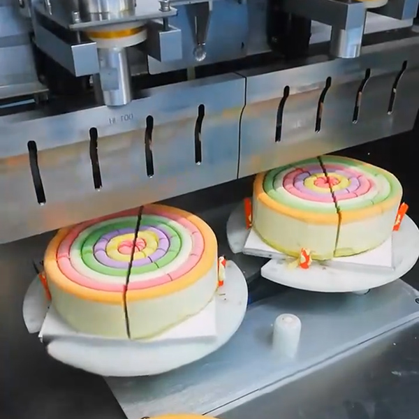 Máquina ultrasónica multiestación para cortar pasteles | Solución de corte eficiente para pasteles de mousse en capas